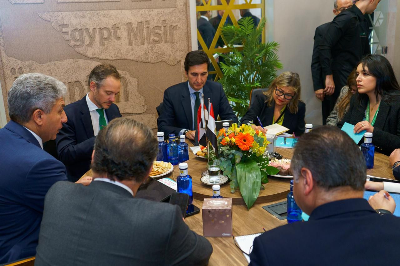 شريف فتحي ومنظمي الرحلات الاسبان