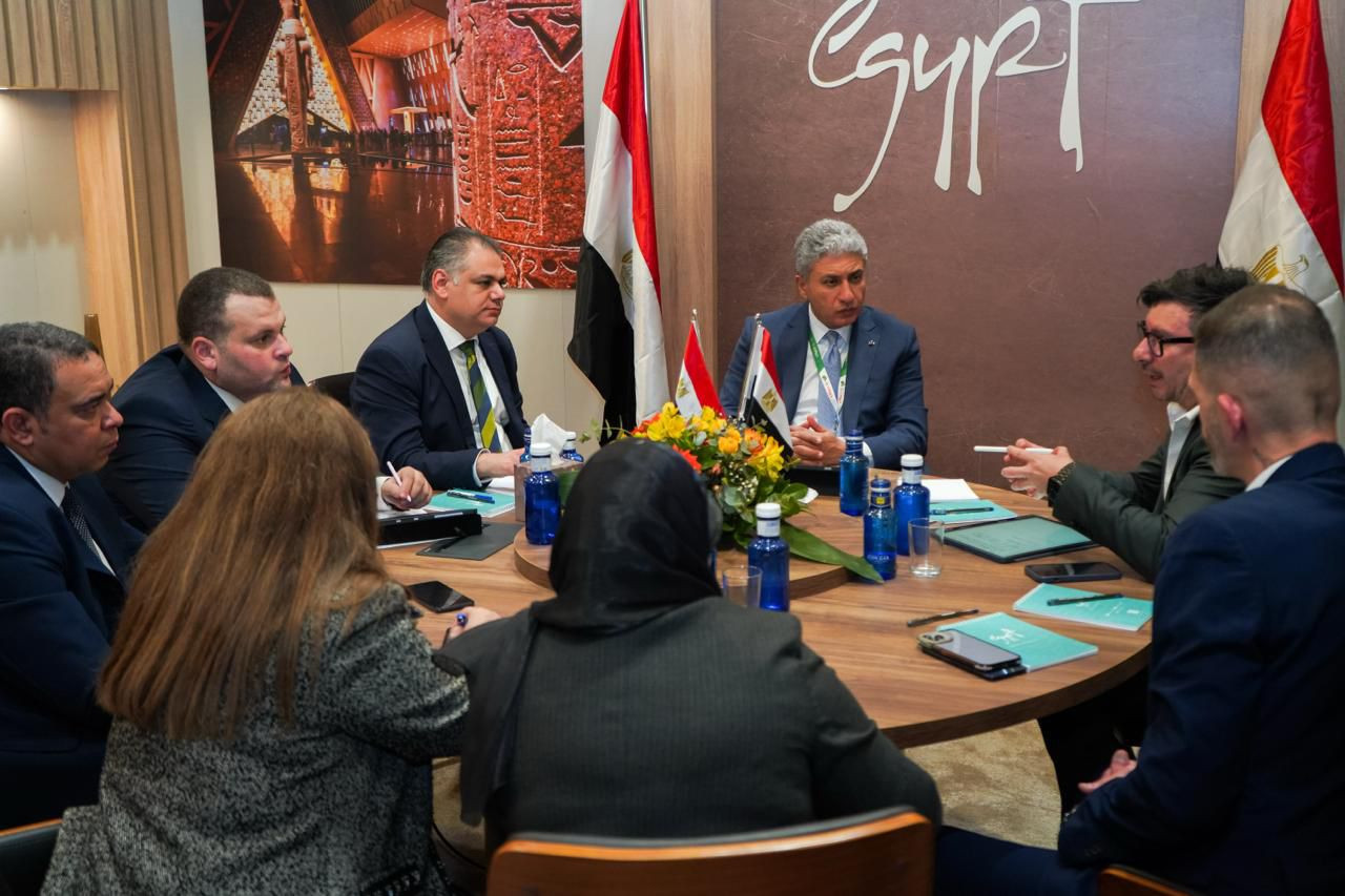 شريف فتحي ومنظمي الرحلات الاسبان