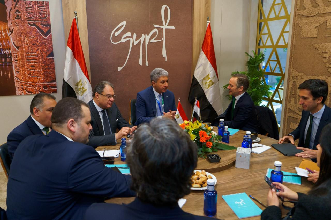 شريف فتحي ومنظمي الرحلات الاسبان