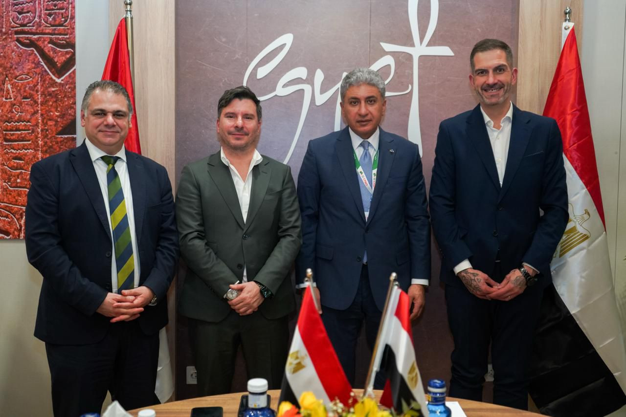 شريف فتحي ومنظمي الرحلات الاسبان