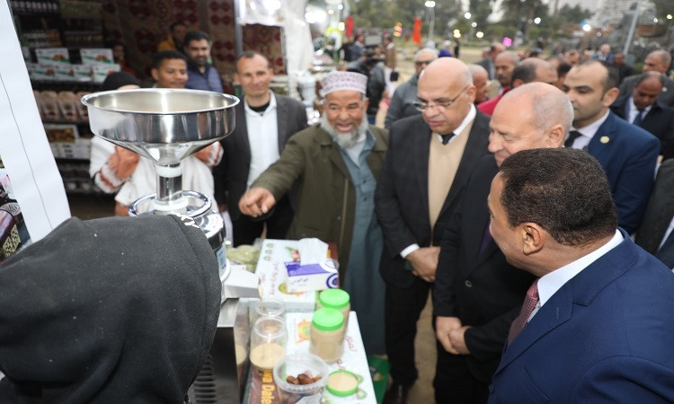 محافظا القاهرة ومطروح يفتتحان معرض 