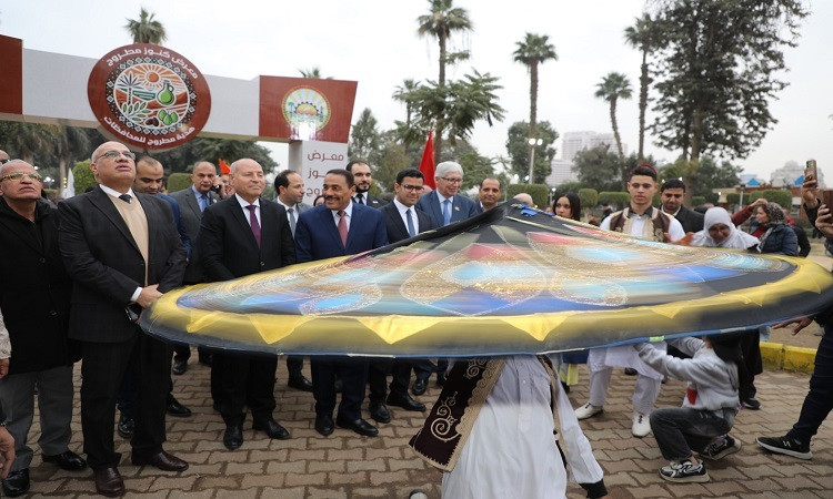 محافظا القاهرة ومطروح يفتتحان معرض 