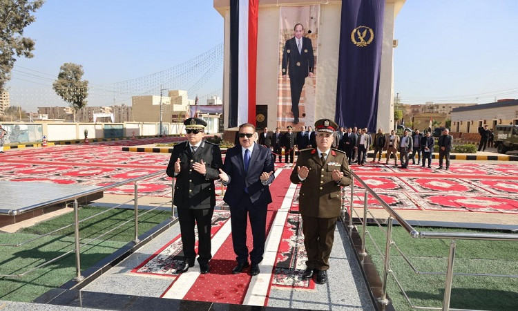 محافظ المنوفية يضع إكليل الزهورعلى النصب التذكاري لشهداء الشرطة