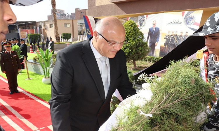 محافظ القليوبية يضع إكليلاً من الزهور على النصب التذكاري لشهداء الشرطة