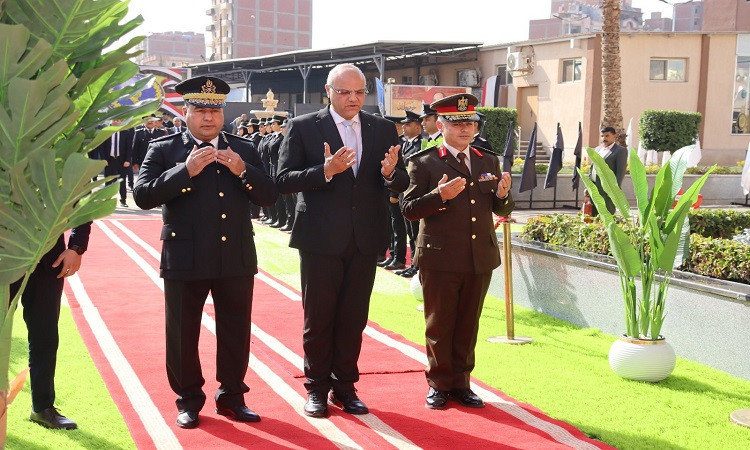 محافظ القليوبية يضع إكليلاً من الزهور على النصب التذكاري لشهداء الشرطة