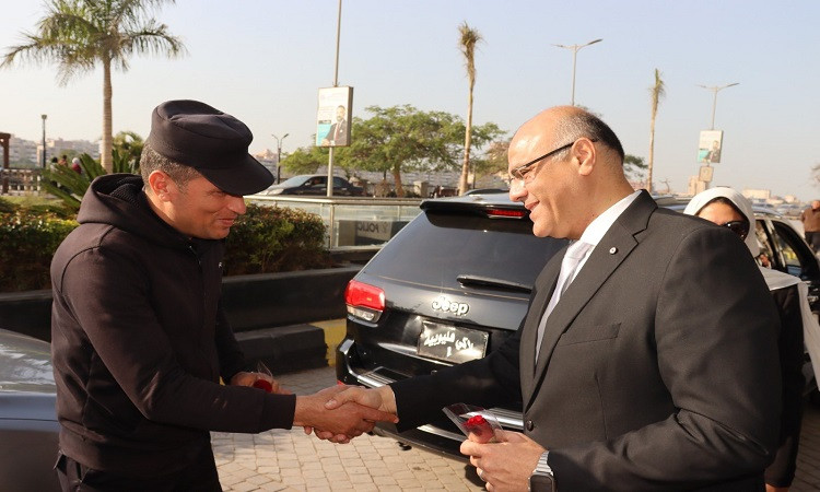 محافظ القليوبية يقدم الورود لرجال الشرطة بالأكمنة والميادين