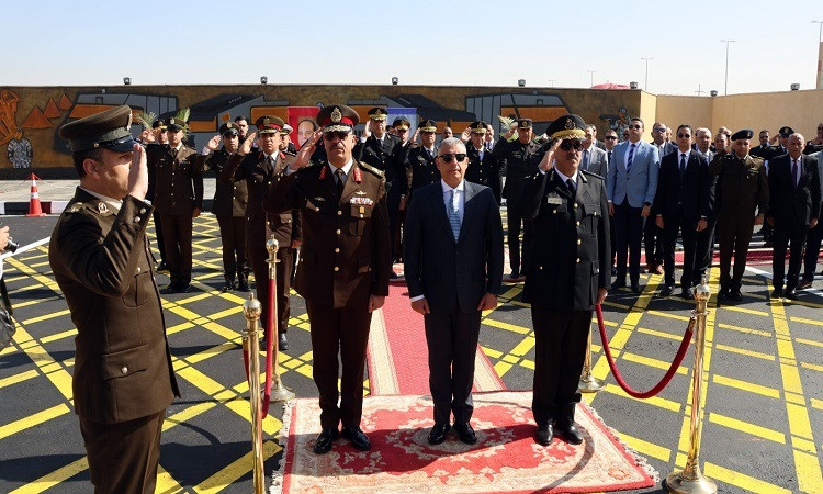 حافظ الإسماعيلية يضع إكليلًا من الزهور على النصب التذكاري لشهداء الشرط