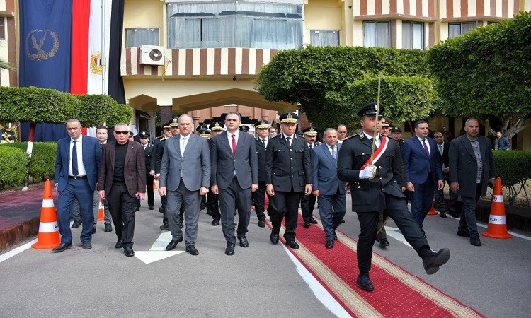 محافظ بورسعيد يزور قوات أمن بورسعيد ويقدم التهنئة لأفراد وضباط الشرطة