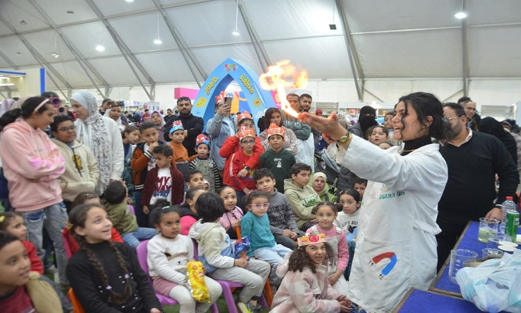 ورش رسم و تلوين مكتبة مصر الجديدة جذبت انتباه رواد معرض الكتاب فى نسخت