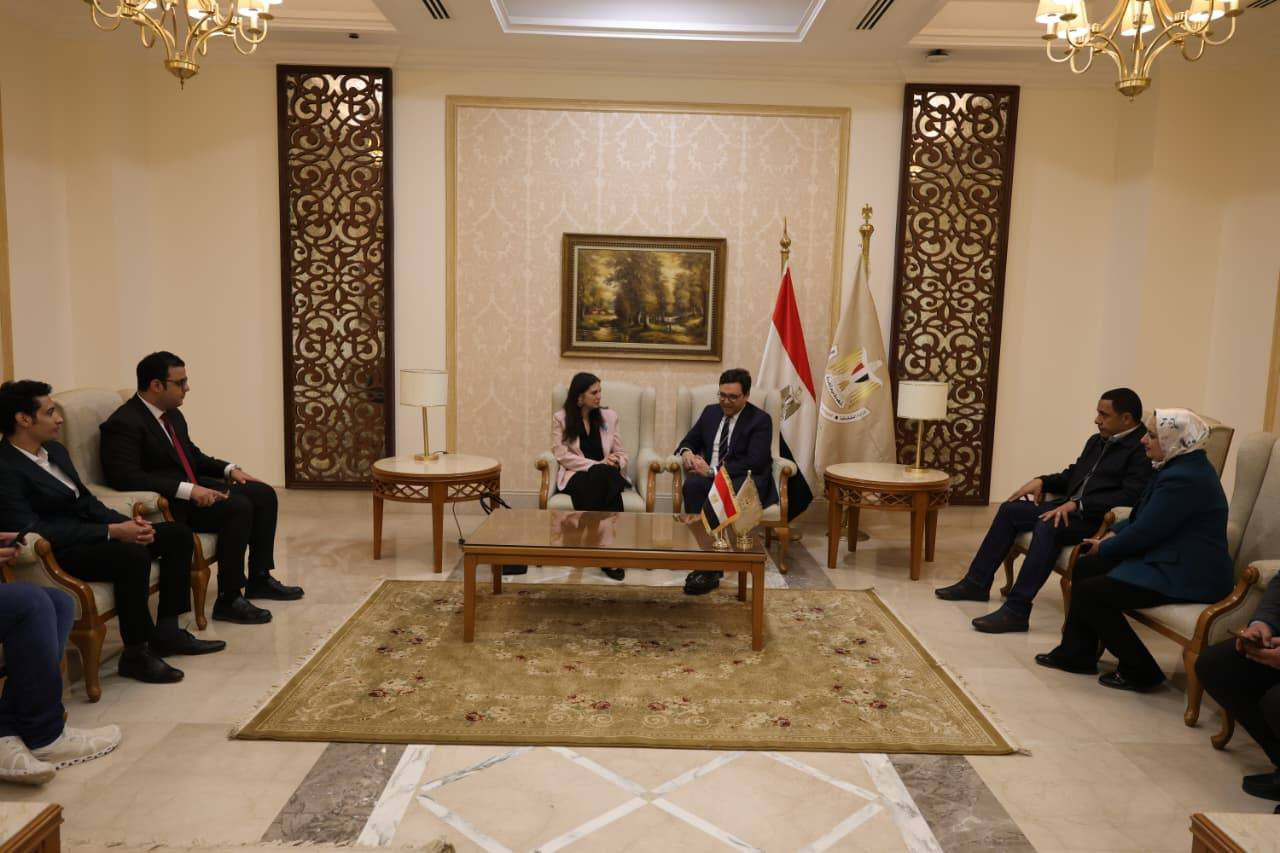 وزير الثقافة يلتقي ممثلة اليونيسف في مصر لبحث إقامة أول معرض كتاب للطف
