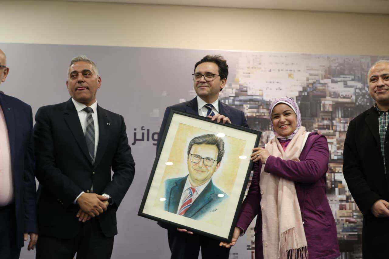 هنو يكرم الحاصلين على جوائز التميز بالدورة الـ 57 لمعرض القاهرة الدولي