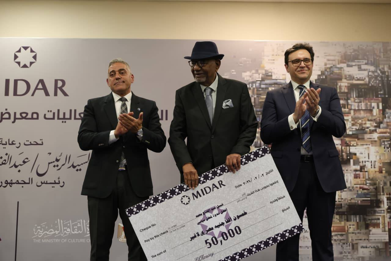 هنو يكرم الحاصلين على جوائز التميز بالدورة الـ 57 لمعرض القاهرة الدولي