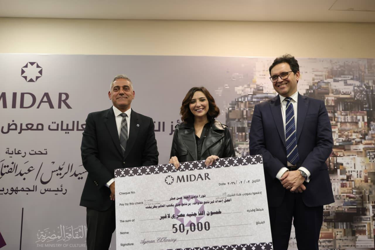 هنو يكرم الحاصلين على جوائز التميز بالدورة الـ 57 لمعرض القاهرة الدولي