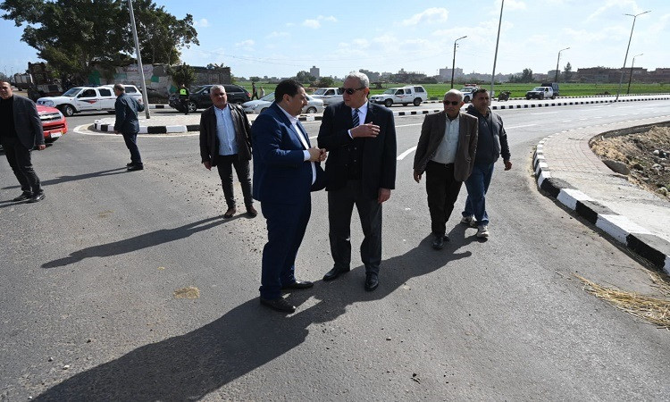 محافظ الغربية يتابع مشروعات تطوير ورصف الطرق ببسيون