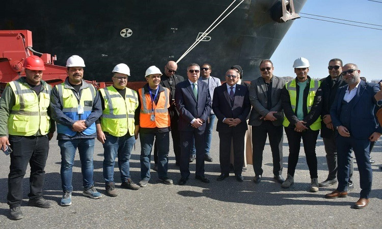 محافظ بورسعيد يستقبل سفينة مساعدات غذائية قادمة من فرنسا لأهالي فلسطين