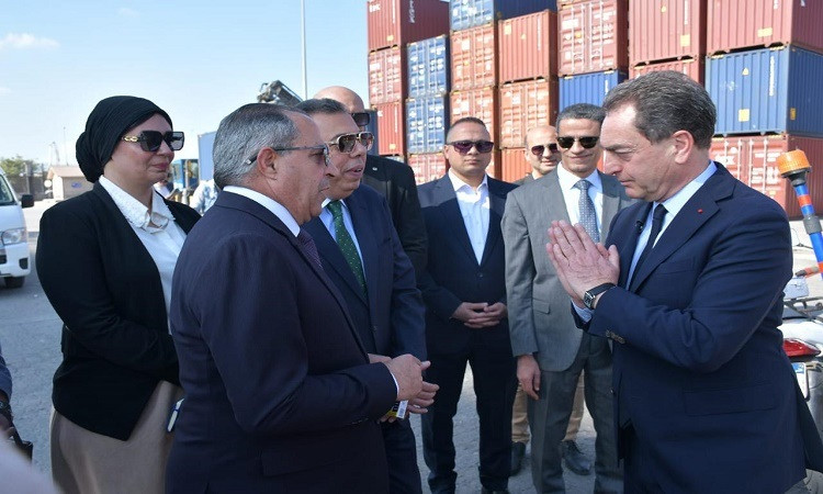 محافظ بورسعيد يستقبل سفينة مساعدات غذائية قادمة من فرنسا لأهالي فلسطين