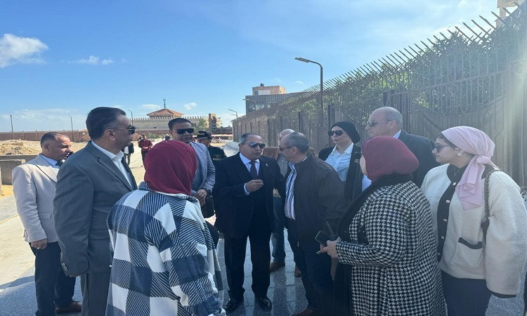محافظ بورسعيد يتفقد سير العمل في تطوير كورنيش بورسعيد السياحي
