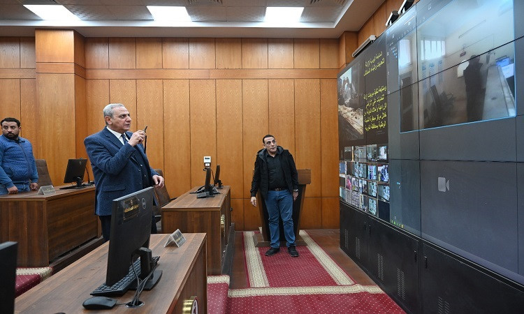 محافظ الغربية يتفقد سير العمل من مركز سيطرة الشبكة الوطنية للطوارئ