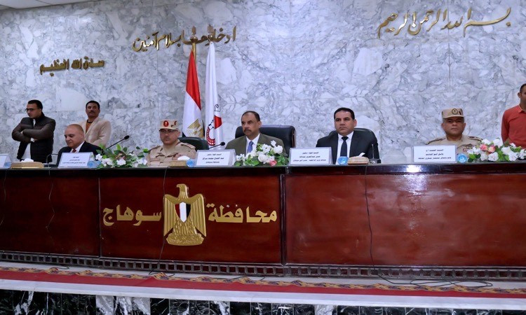 المحافظ ومديرجمعية المحاربين القدماء ومديرالأمن يكرمون أسرالشهداء ومصا