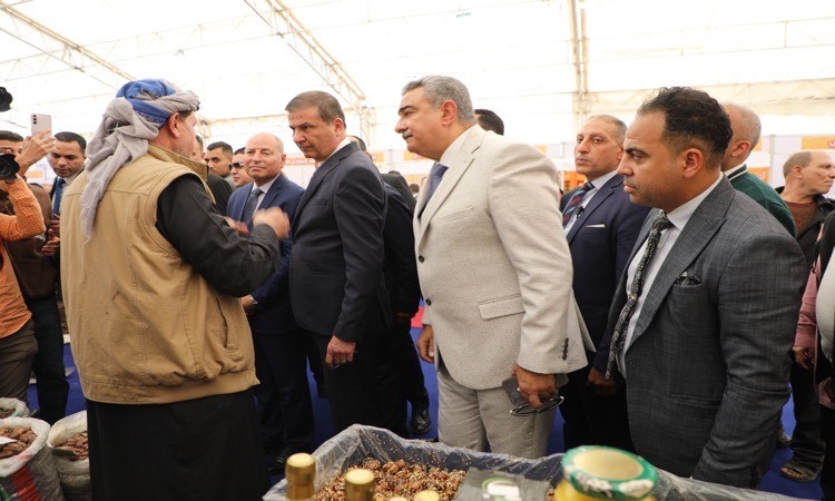وزيرالزراعة ومحافظ القاهرة يفتتحان معرض سلع رمضان المخفضة بباب الشعرية