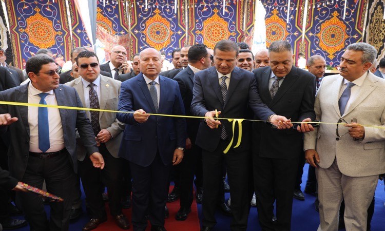 وزيرالزراعة ومحافظ القاهرة يفتتحان معرض سلع رمضان المخفضة بباب الشعرية