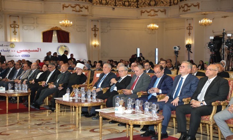 محافظ القاهرة يستعرض جهود الدولة في تنفيذ المشروعات القومية الكبرى