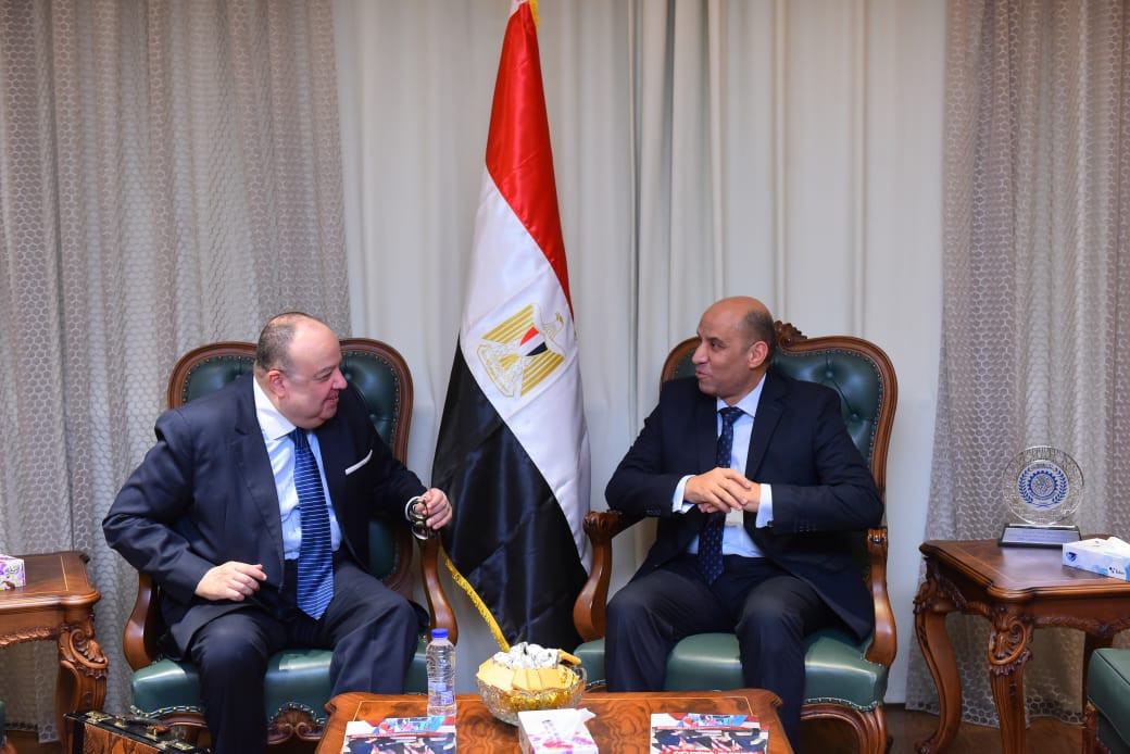 وزير العمل يستقبل السفير حسام عيسى