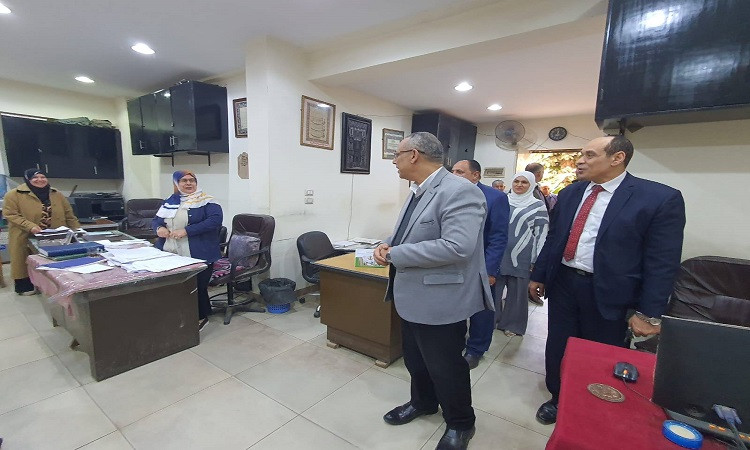مدير تعليم القليوبية يقدم التهنئة للعاملين بديوان عام المديرية