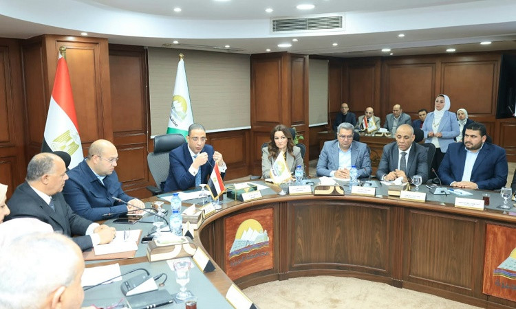 محافظ الجيزة يلتقي مديري المديريات الخدمية ورؤساء الأجهزة لمناقشة أجند