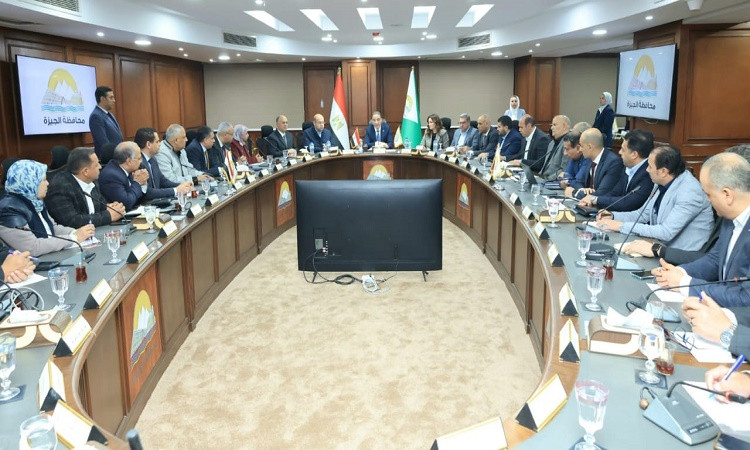 محافظ الجيزة يلتقي مديري المديريات الخدمية ورؤساء الأجهزة لمناقشة أجند