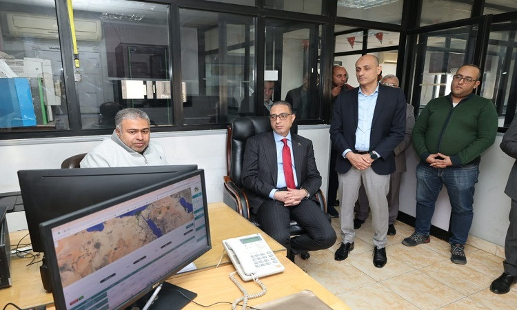 محافظ الجيزة يتفقد مركز معلومات شبكات المرافق للتعرف على خطط العمل