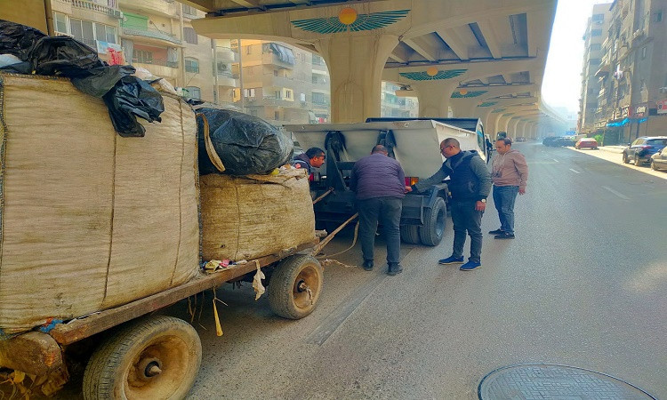 مصادرة فورية وغرامات على إلقاء الرتش والمخلفات بالطريق العام