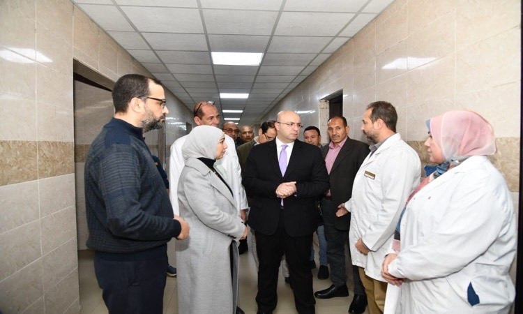 محافظ الفيوم يتفقد المستشفى العام ويوجه بتنظيم العيادات والالتزام بنوب