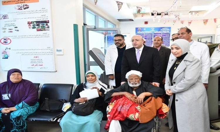 محافظ الفيوم يتفقد المستشفى العام ويوجه بتنظيم العيادات والالتزام بنوب
