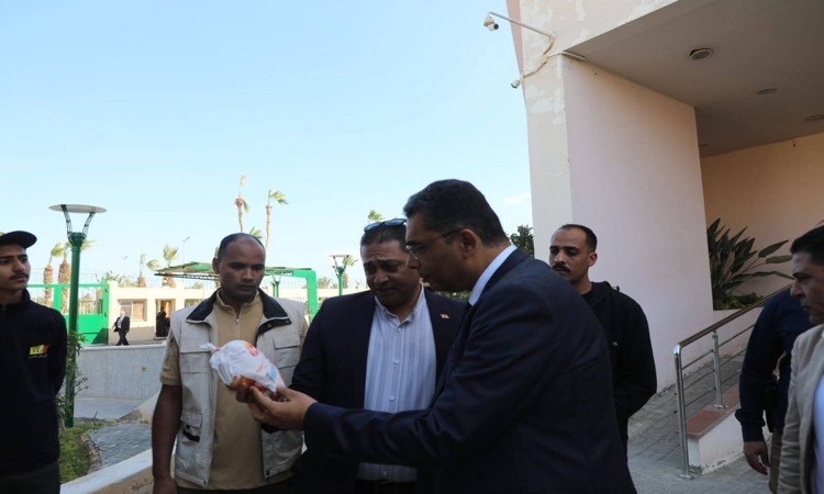 محافظ البحر الأحمر يتفقد القوافل الغذائية المتنقلة التابعة لجهاز 