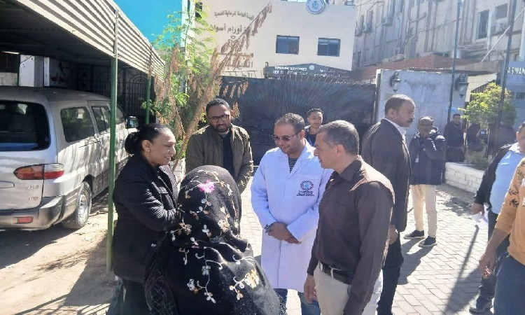 محافظ أسوان يفاجئ العاملين بمركز الأورام بزيارة ميدانية لمتابعة انتظام