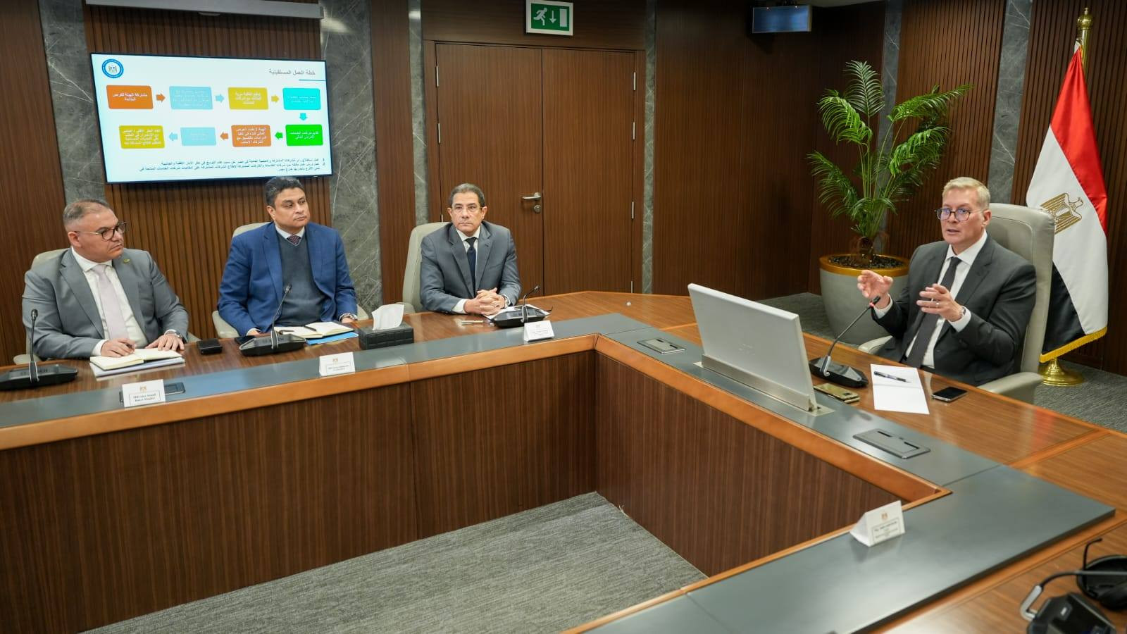 البترول: تطبيق تقنيات الحفر الأفقي والتكسير الهيدروليكي لزيادة الإنتاج