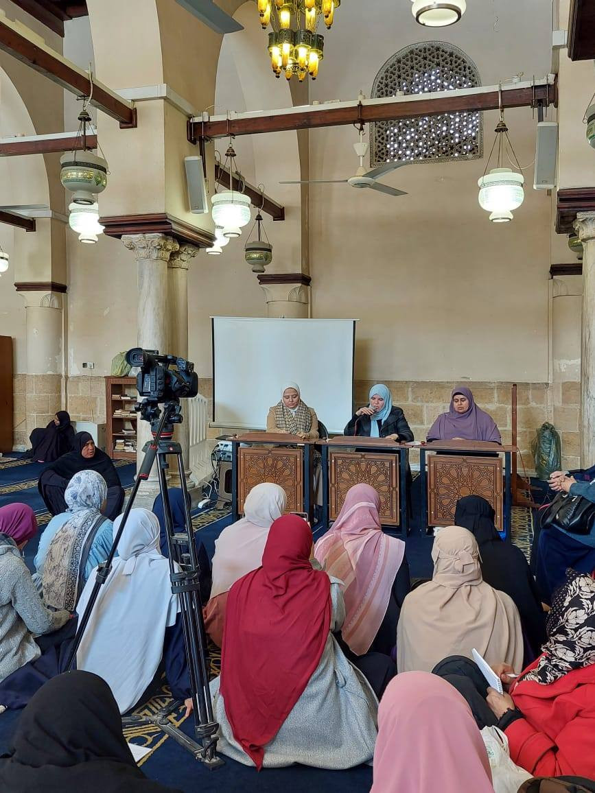&laquo;رمضانيات نسائية&raquo; بالجامع الأزهر: تأملات في اسم الله &laquo;الوهاب&raquo; ودعوة لح