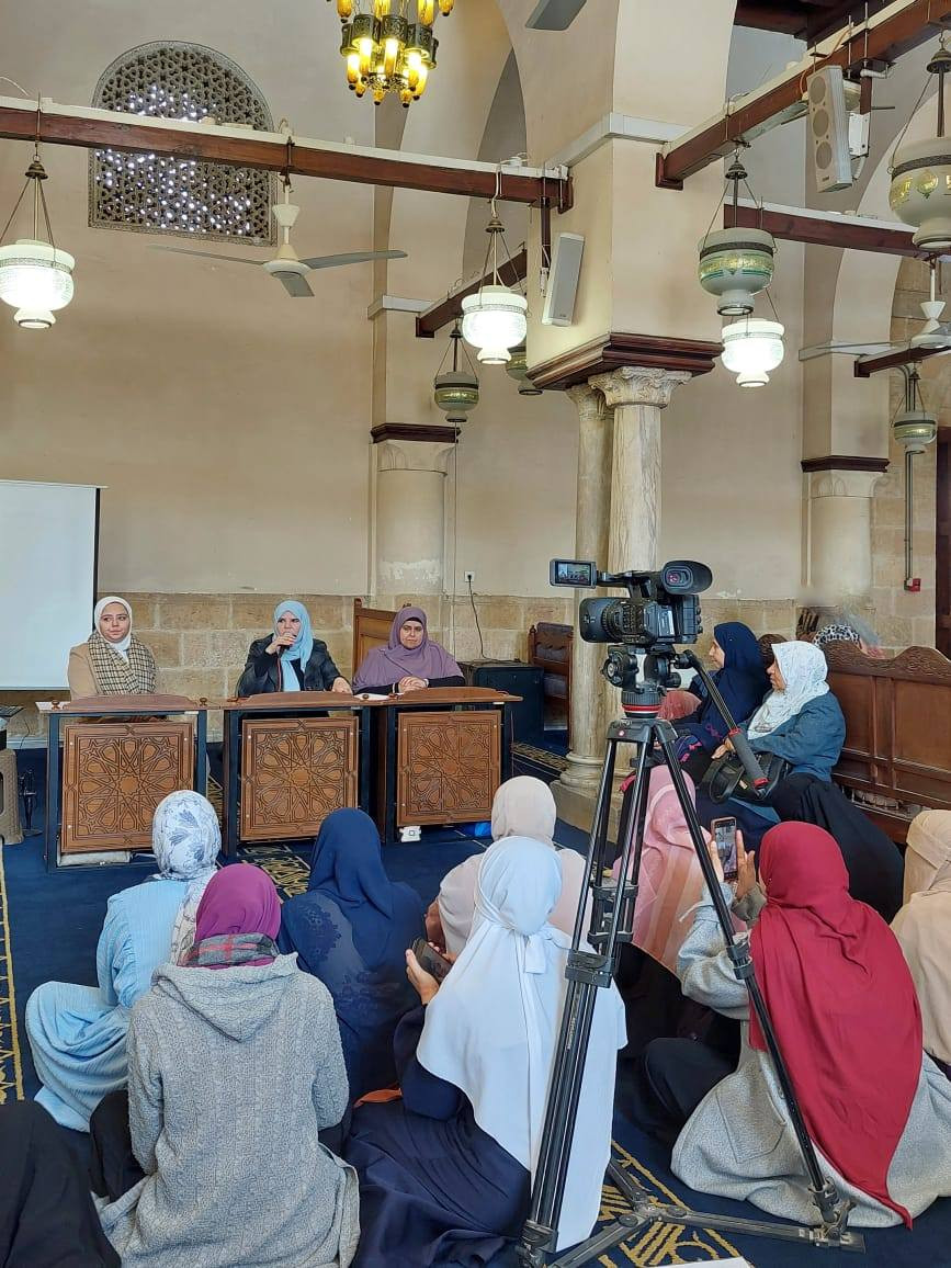 &laquo;رمضانيات نسائية&raquo; بالجامع الأزهر: تأملات في اسم الله &laquo;الوهاب&raquo; ودعوة لح