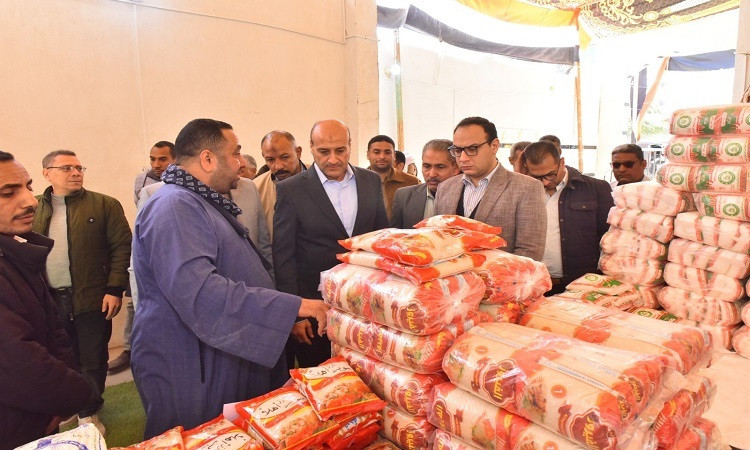 محافظ أسيوط يتفقد معرض 