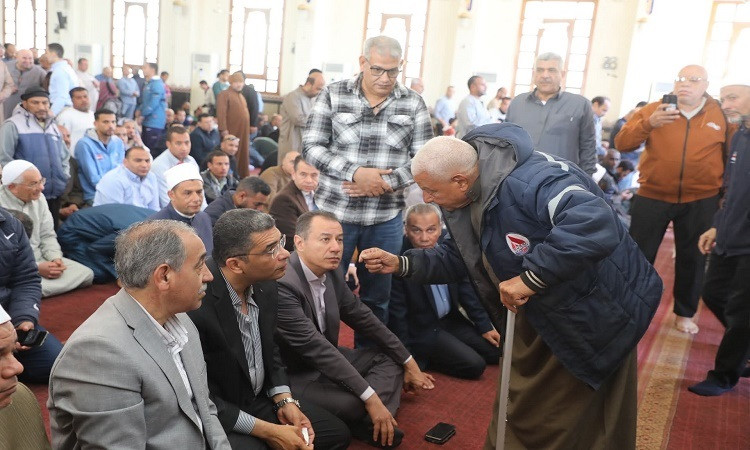 محافظ البحر الأحمر يؤدي صلاة الجمعة بمسجد الميناء