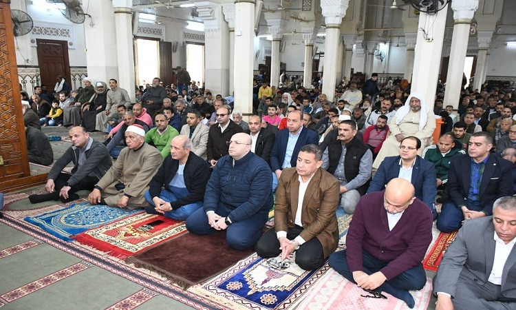 محافظ الفيوم يؤدي صلاة الجمعة ويهنئ المصلين بقدوم شهر رمضان