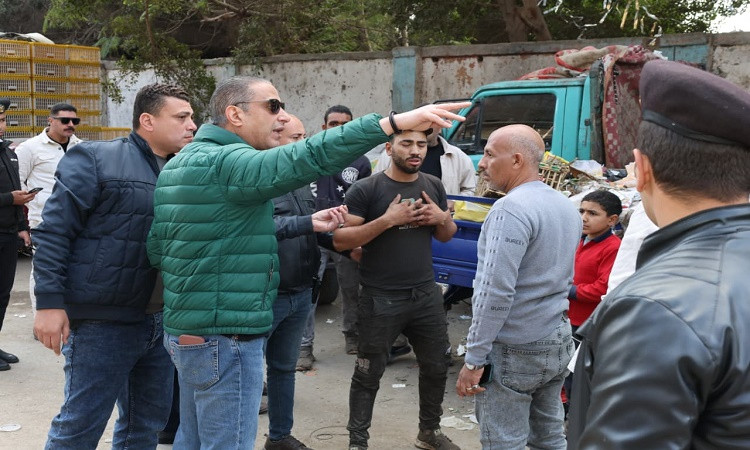 محافظ الجيزة يجوب الشوارع لرصد الإشغالات وبؤرالمخلفات
