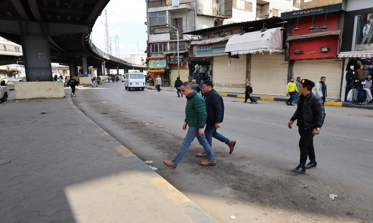 محافظ الجيزة يجوب الشوارع لرصد الإشغالات وبؤرالمخلفات