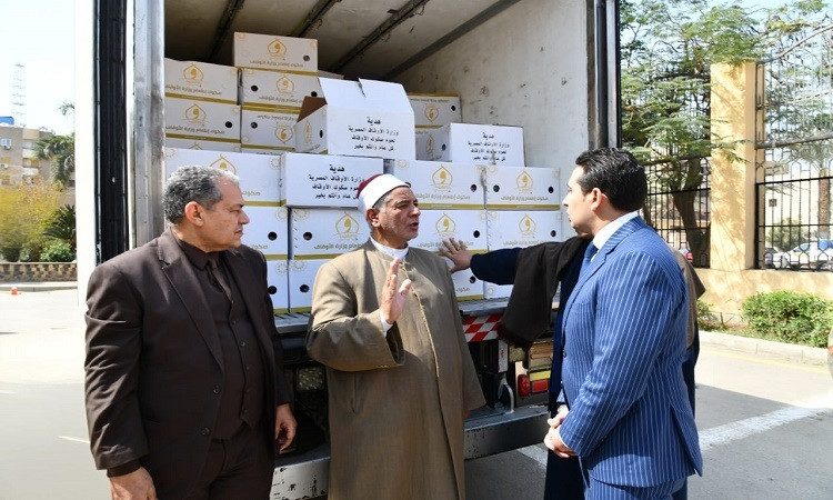 نائب محافظ الفيوم يشهد تسليم دفعة جديدة من صكوك الإطعام من وزارة الأوق