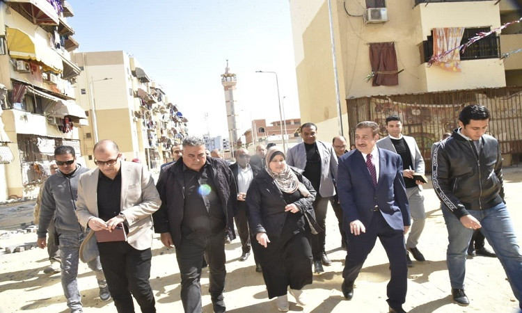 محافظ بورسعيد يتفقد منطقة الصفوة بحي الزهور ومنطقة قشلاق السواحل بالمن