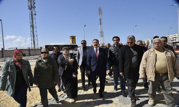 محافظ بورسعيد يتفقد منطقة الصفوة بحي الزهور ومنطقة قشلاق السواحل بالمن