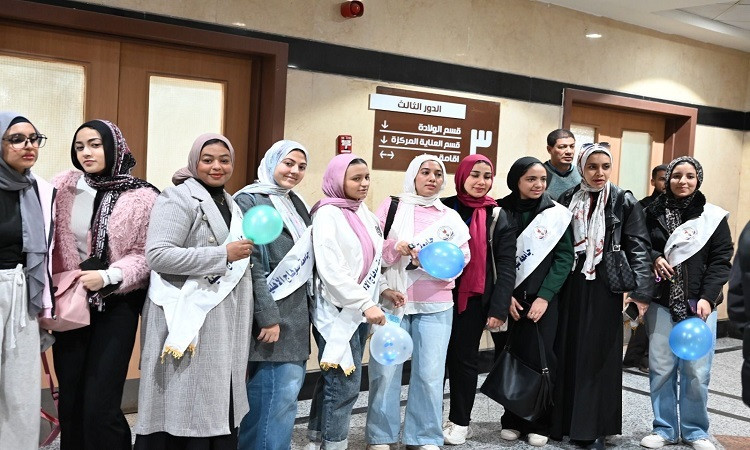 طلاب سوهاج الأهلية يوزعون الهدايا على الأطفال بالمستشفى الجامعي