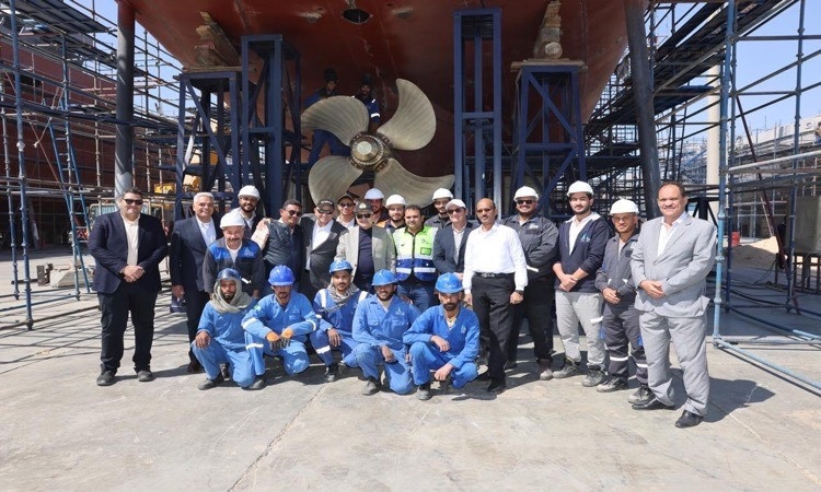 الفريق أسامة ربيع يتابع بناء القاطرات وسفن الصيد بترسانة جنوب البحر ا