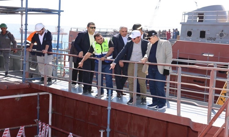 الفريق أسامة ربيع يتابع بناء القاطرات وسفن الصيد بترسانة جنوب البحر ا